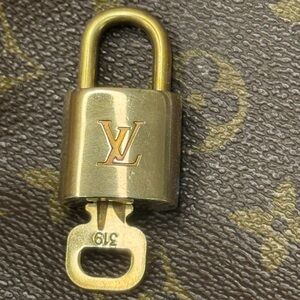 LOUIS VUITTON #319 LOCK & KEY 🔐